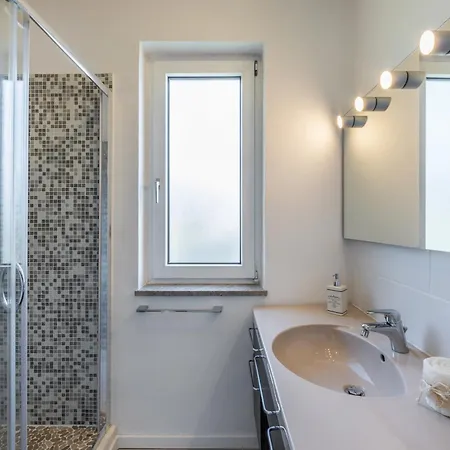 Apartment Riviera Beach House Calceranica al Lago